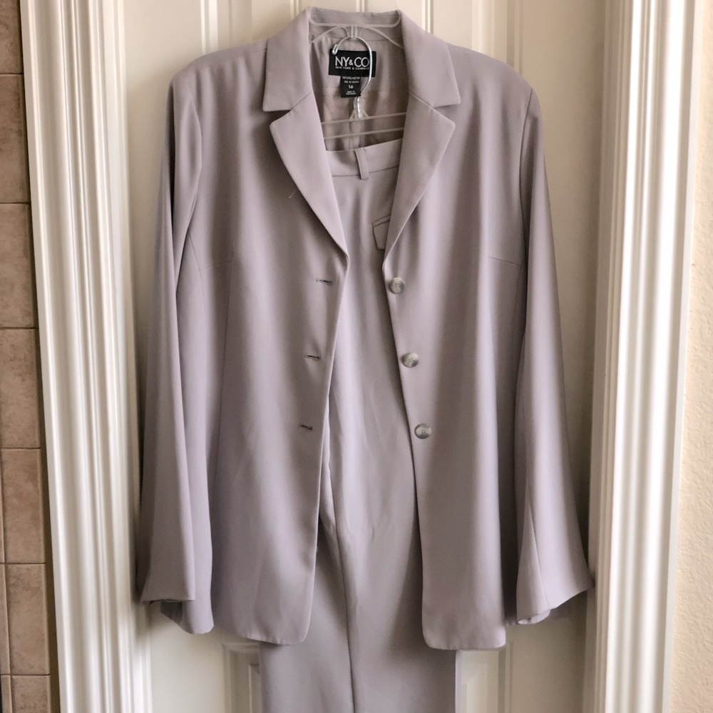 NY & CO. business pantsuit in grey. No tags, but never worn.